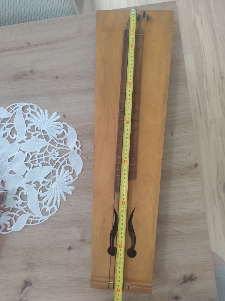 Ludowy instrument strunowy - kantela / lap steel