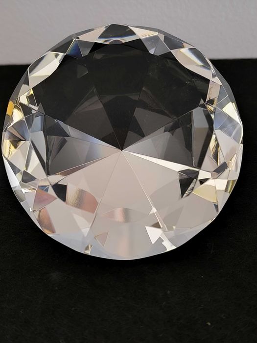 Pisa papeis em vidro com formato de diamante lapidado