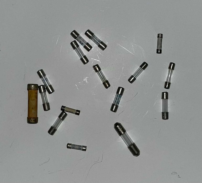 Запобіжники циліндричні скляні. Прозвонені - цілі, не згорівші.