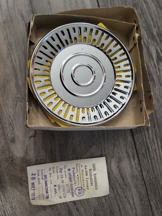 Podstawki pod szklanki chromowane.