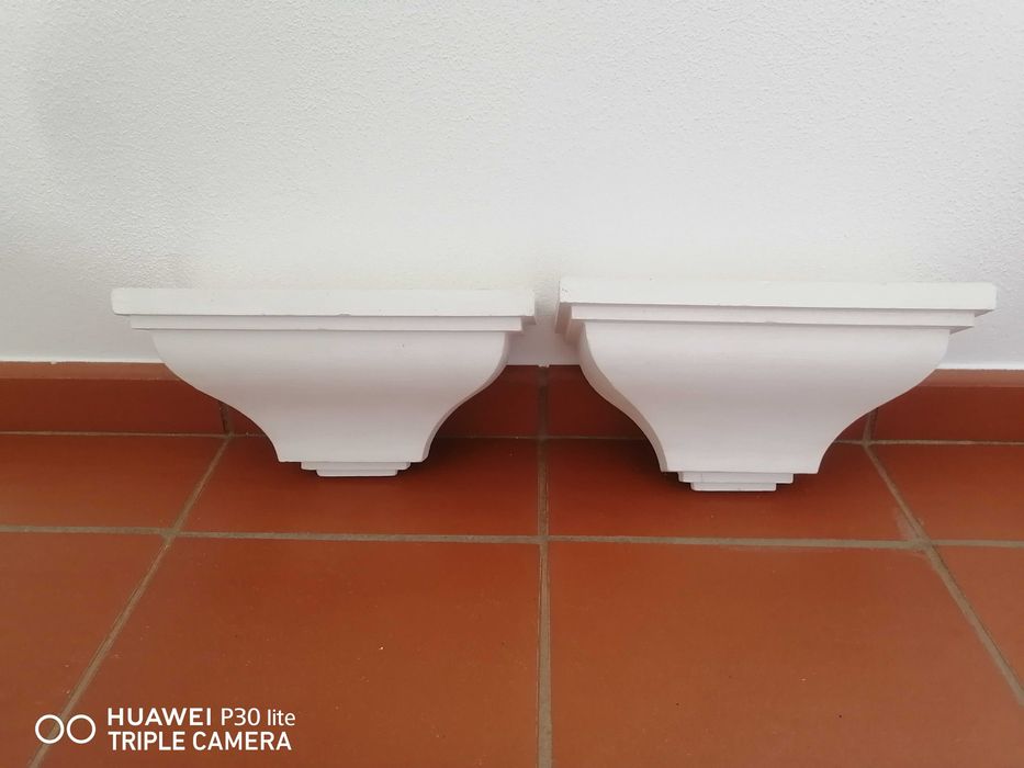Apliques de gesso branco, usados, em otimo estado