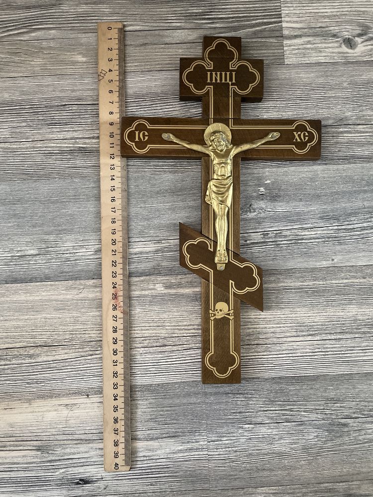 Деревянный крест с Иисусом Христом на стену