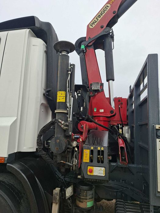 Camião DAF 75 6x2 com GRUA