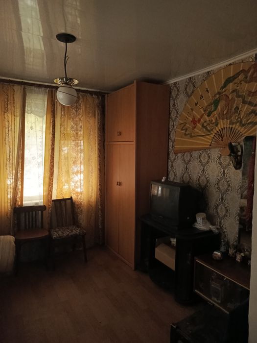 Дача ЗАЗ поряд із зупинкою.