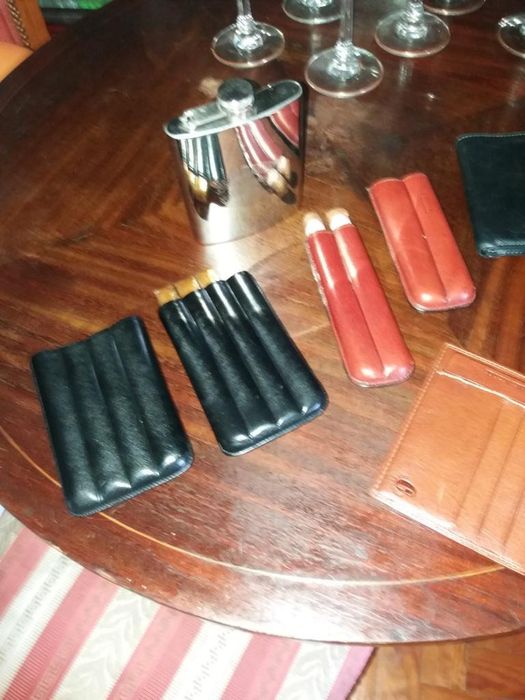 Várias  peças  em Cabedal. Para uma oferta carteira, clgarreira etc/ c