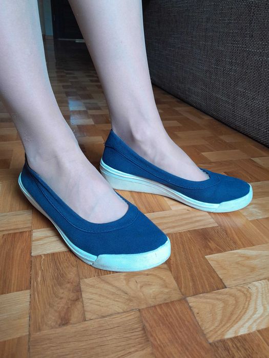 buty granatowe na  koturnie