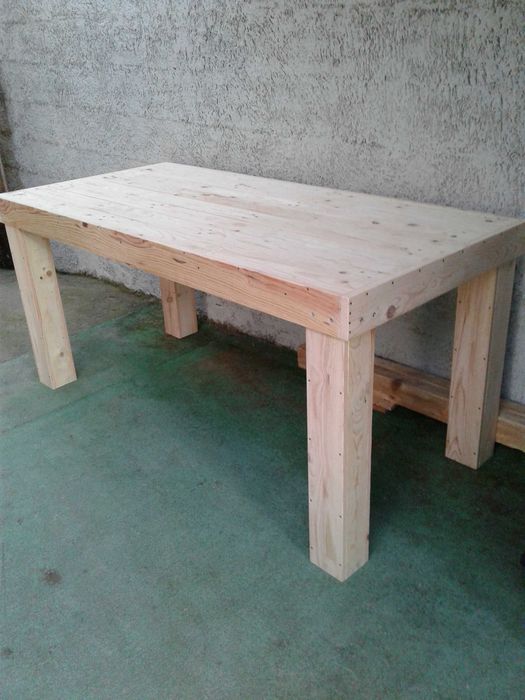 Mesa rústica em  madeira