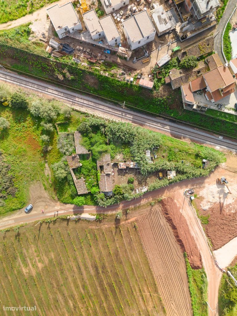 Moradia para reabilitação total com vista para o Castelo de Óbidos