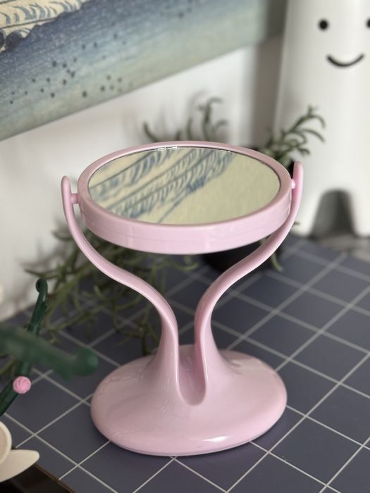 Różowe lusterko w stylu retro – obrotowe, uroczy design
