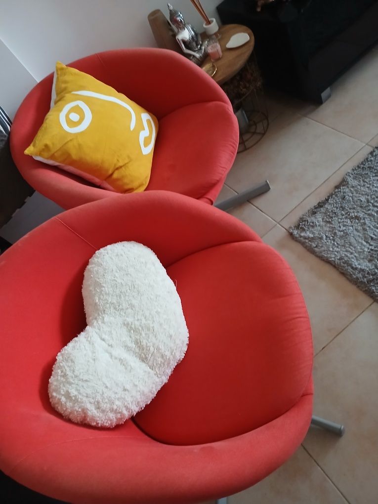 2 Cadeiroes vermelho