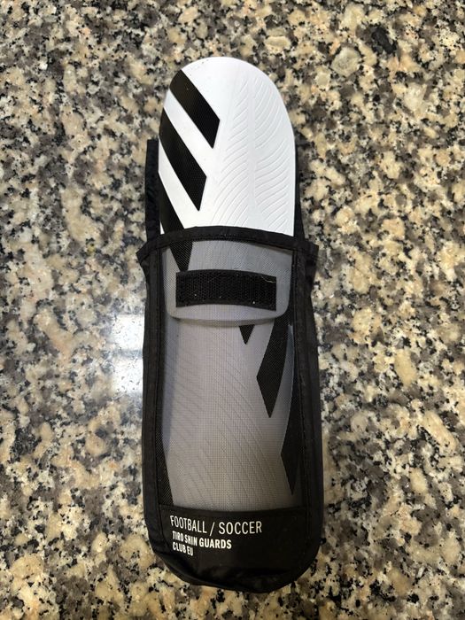 Chuteiras Futebol Adidas (43,5) + Caneleiras + Meias cano alto