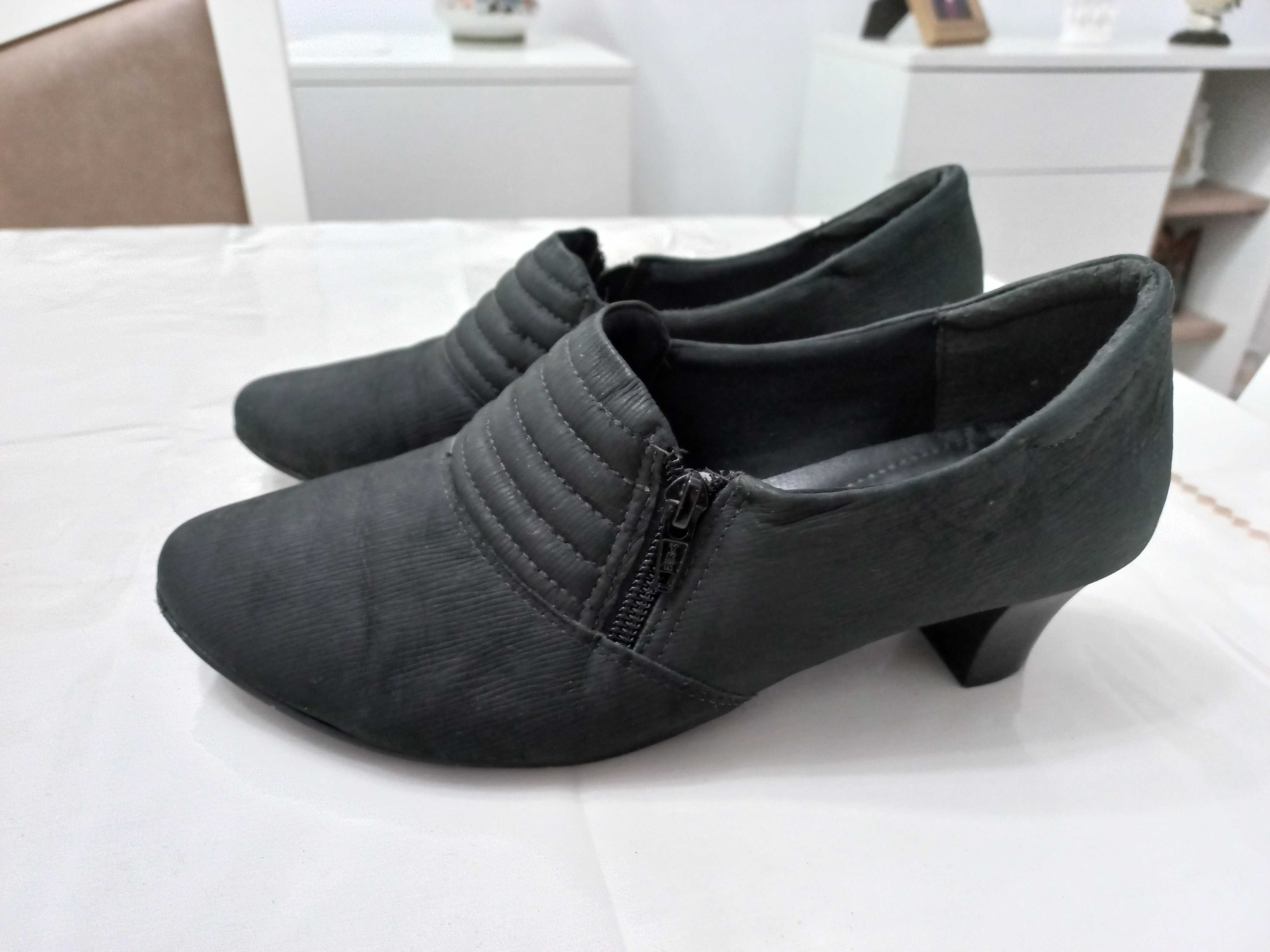 Sapatos de senhora pretos confortáveis