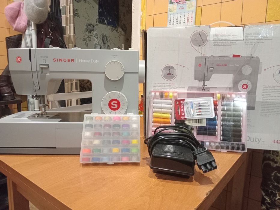 Продам швейную машинку SINGER  Heavy Duty 4423.  новая