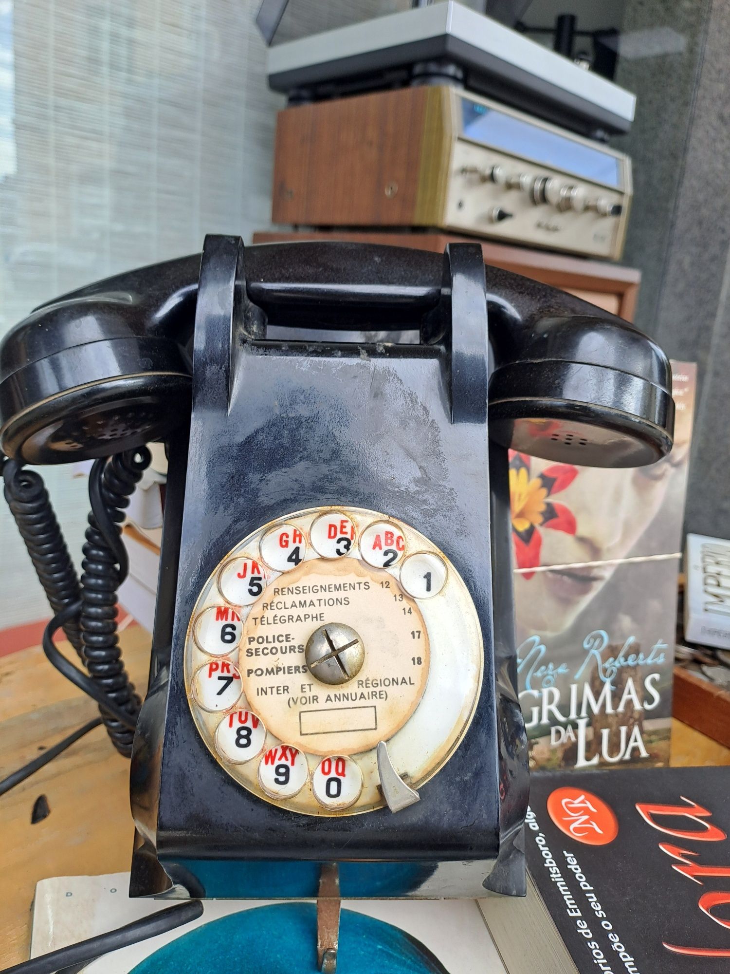 Telefone antigo de parede