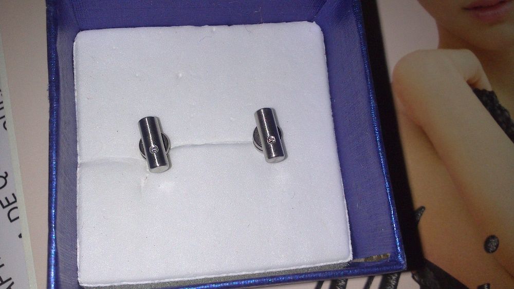 Brincos em aço com zircónia NOVOS