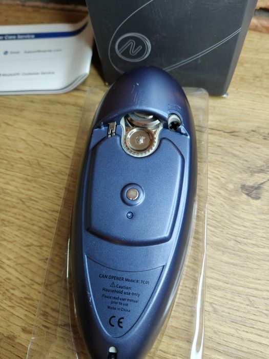 Elektryczny otwieracz do puszek niebieski
