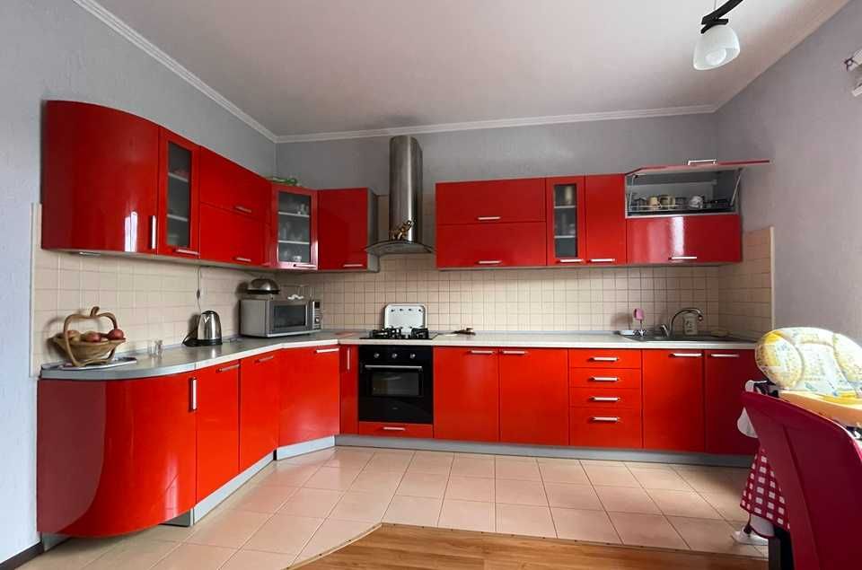 Будинок з жилим ремонтом та ПІДВАЛОМ у Центрі Бучі!  БЕЗ комісії