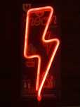 Neon błyskawica świeci na czerwono