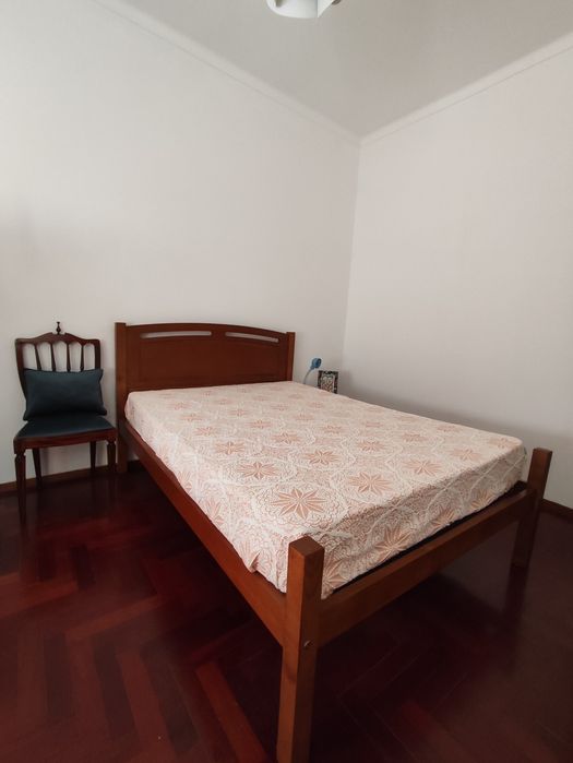 Cama de casal em pinho. Com estrado. Com ou sem colchão.