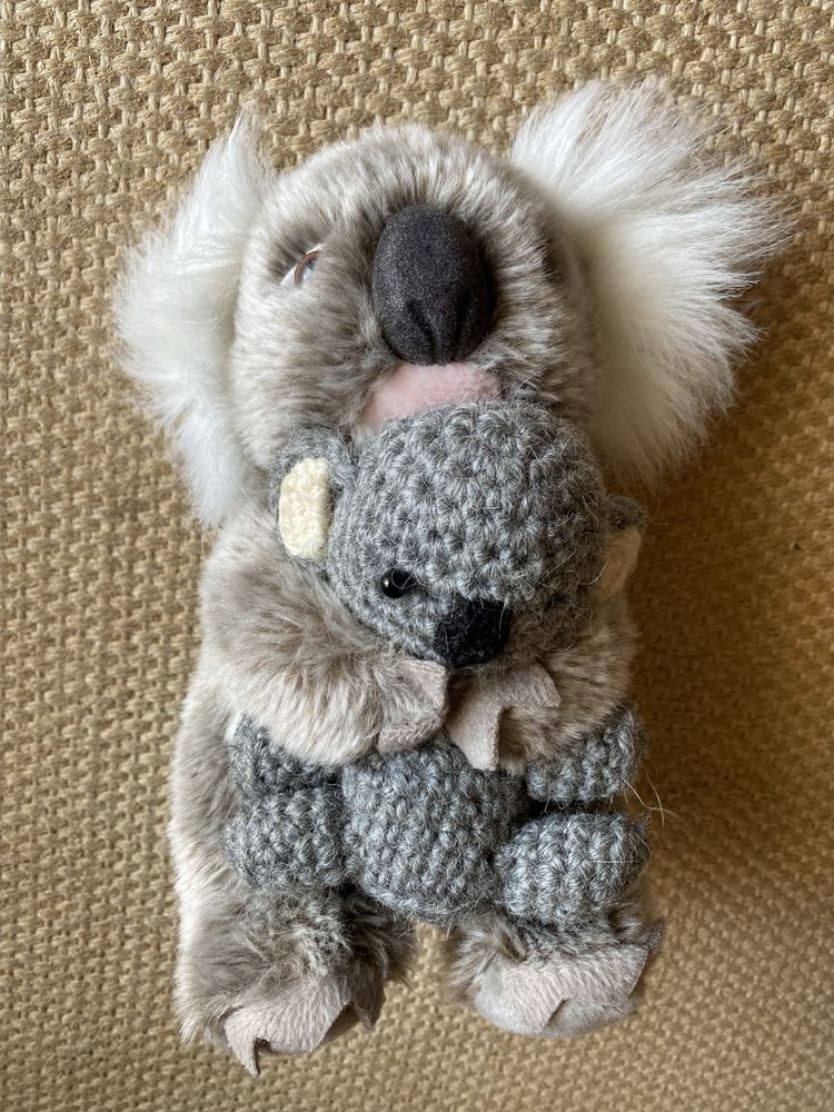 Coala de peluche com bebé em tricot