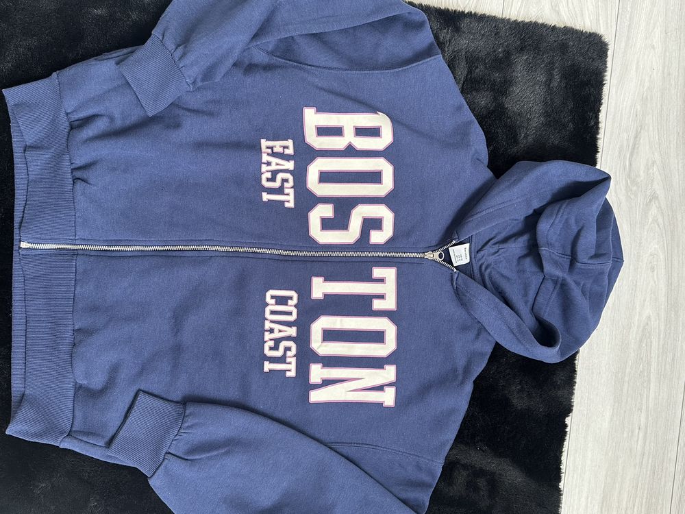 Granatowa bluza Bershka