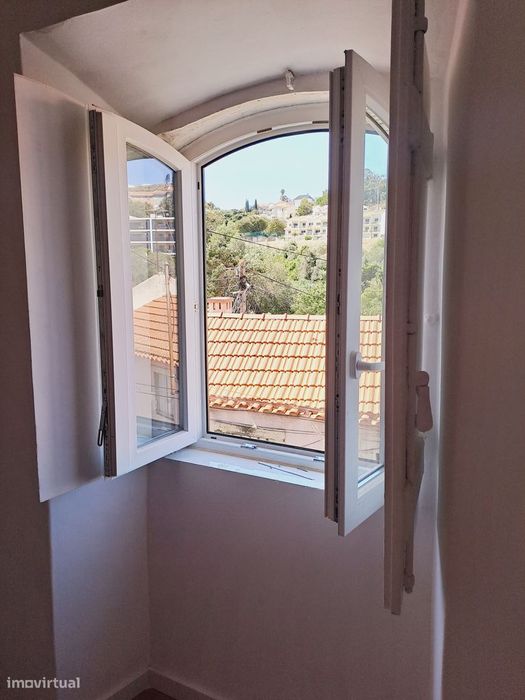 Zona Histórica Vale de Barcarena-T2 c/ divisões mto luminosas