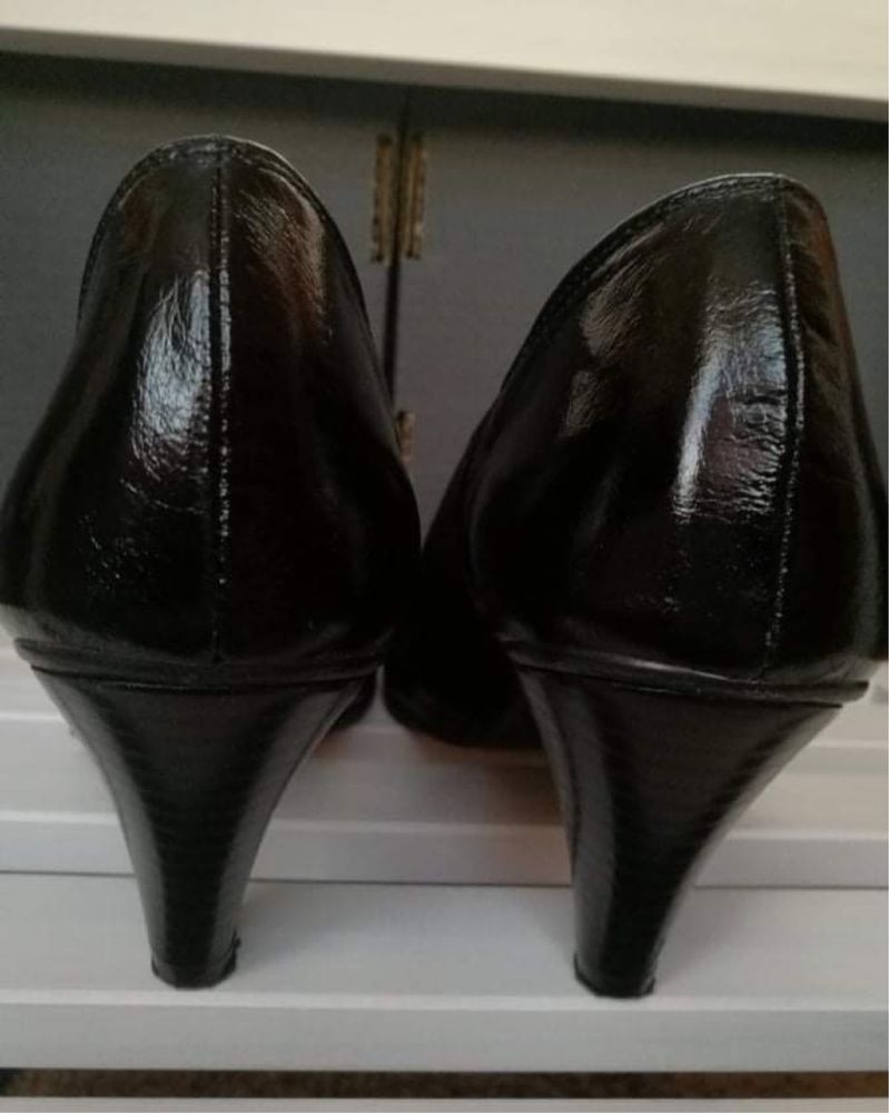 Czarne buty zamszowe lakierkowe by keska na obcasie na rzepę 38