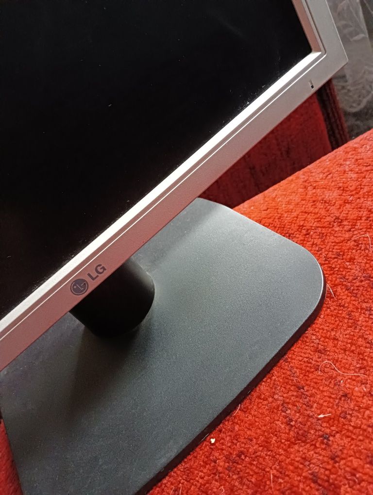 Zestaw dwa zasilacze do komputera i monitor