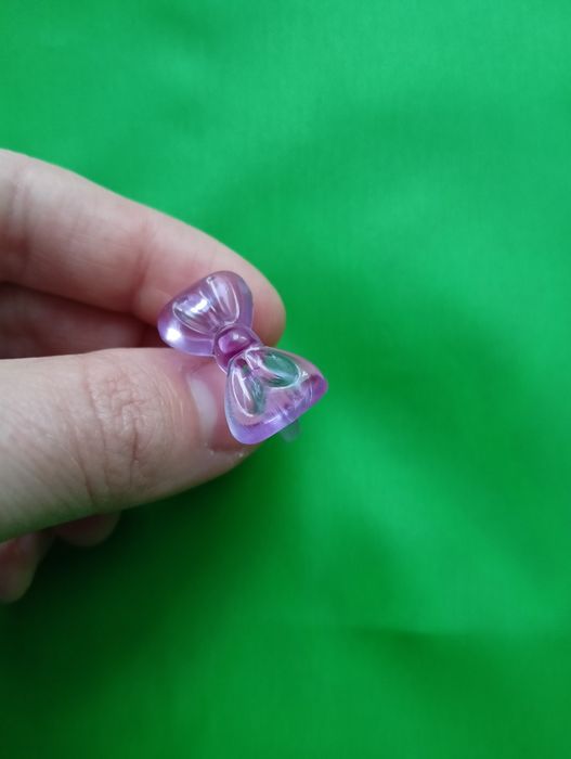 Liliowy pierścionek damski z kokardką