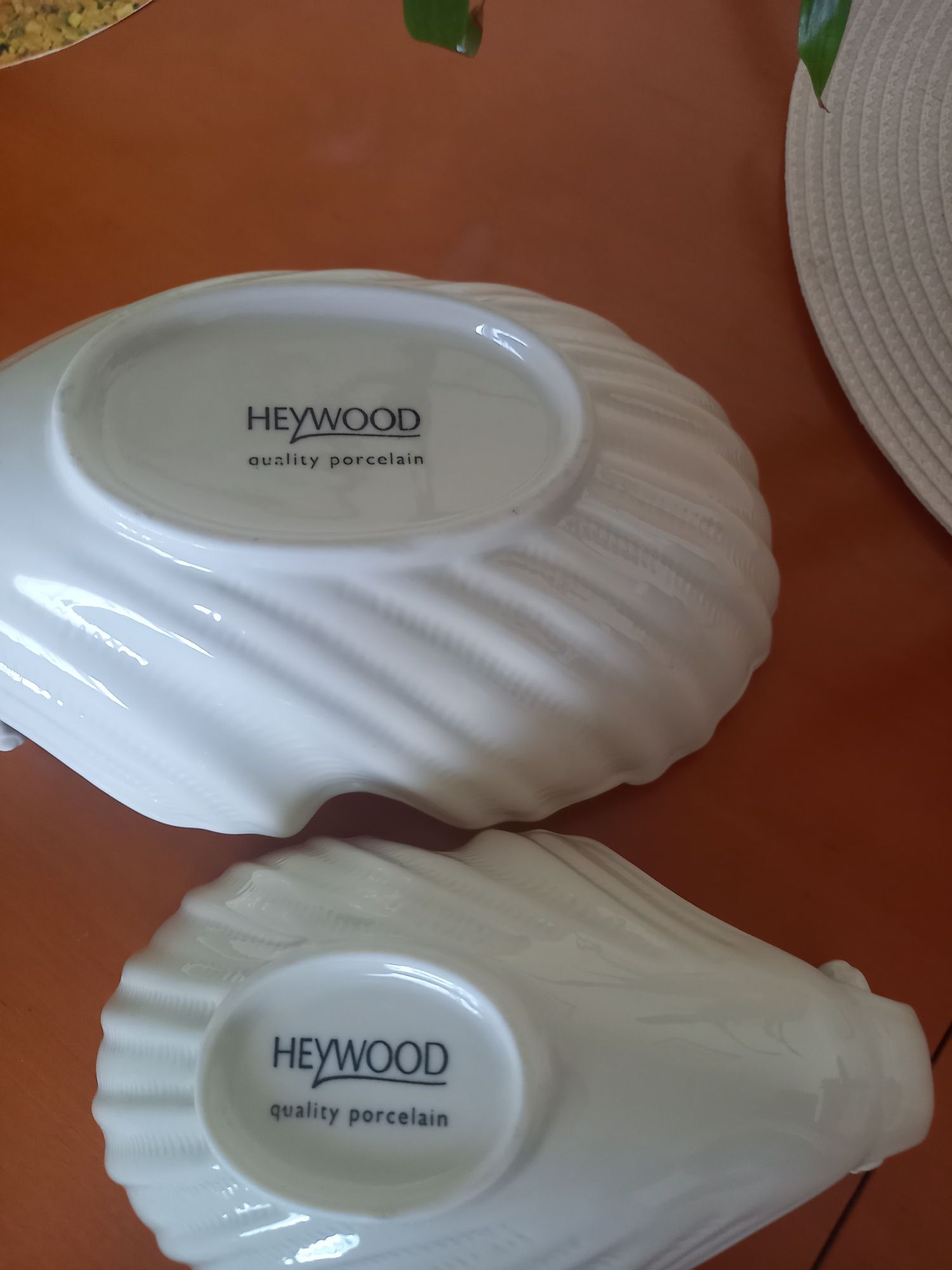 Kpl. salaterek porcelanowych  ecru "fala balwan morski"" firmy HEYWOOD