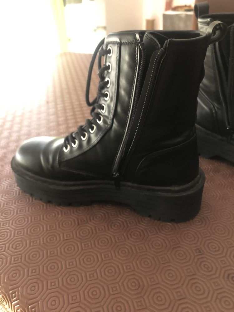 botas pretas de pele