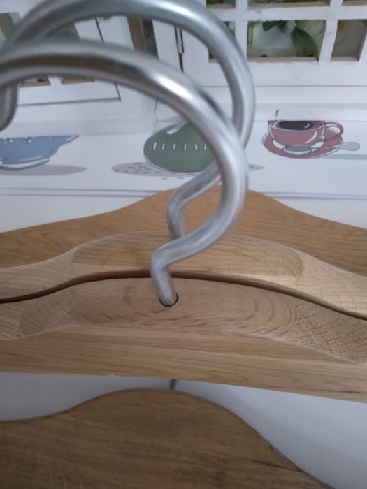 Eleganckie drewniane wieszaki wykonane na zamówienie