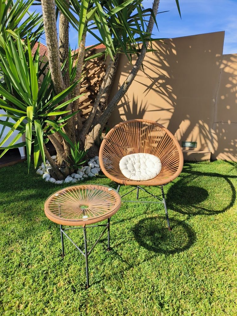 Conjunto mesa e duas cadeiras