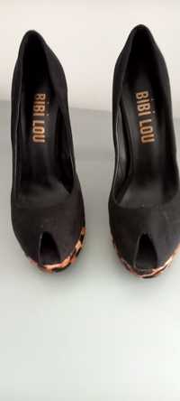 Sapatos elegantes em camurça com pele de padrão print