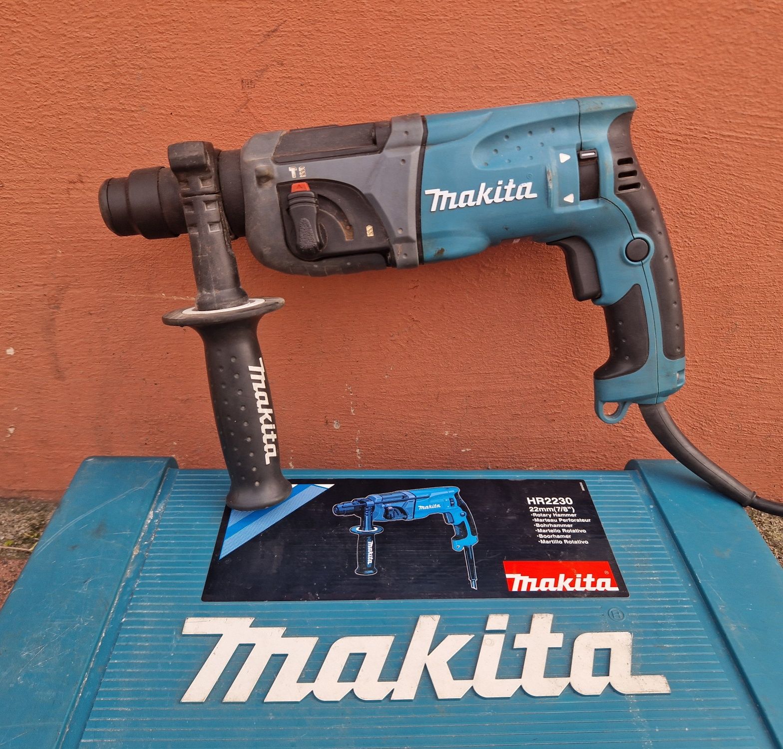 Młotowiertarka Makita HR2230 + Walizka