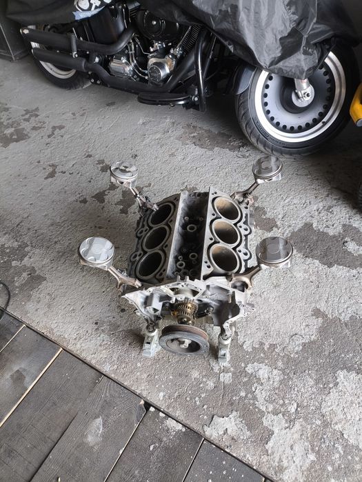 Stolik z bloku silnika V6 jeep alu