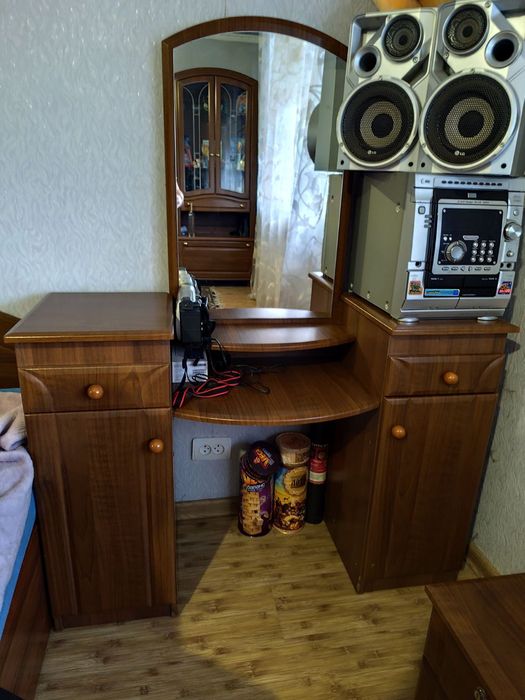 Меблі в спальню б/у шкаф, туалетний столик