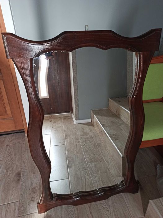 Lustro w ramie drewnianej