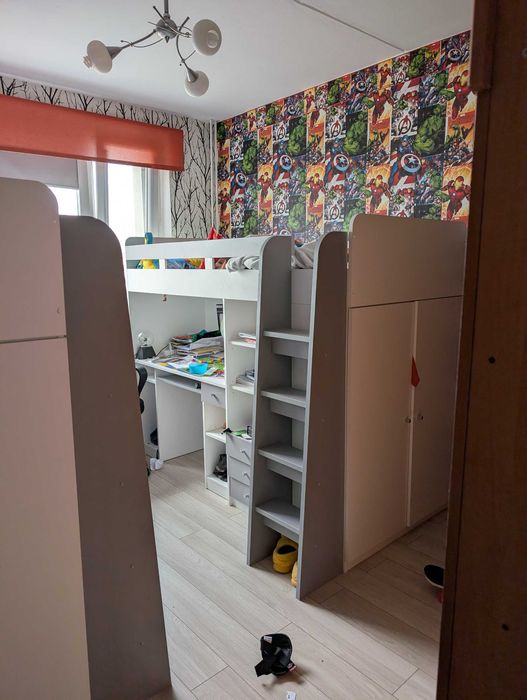 Piętrowe łóżka z biurkami i szafą