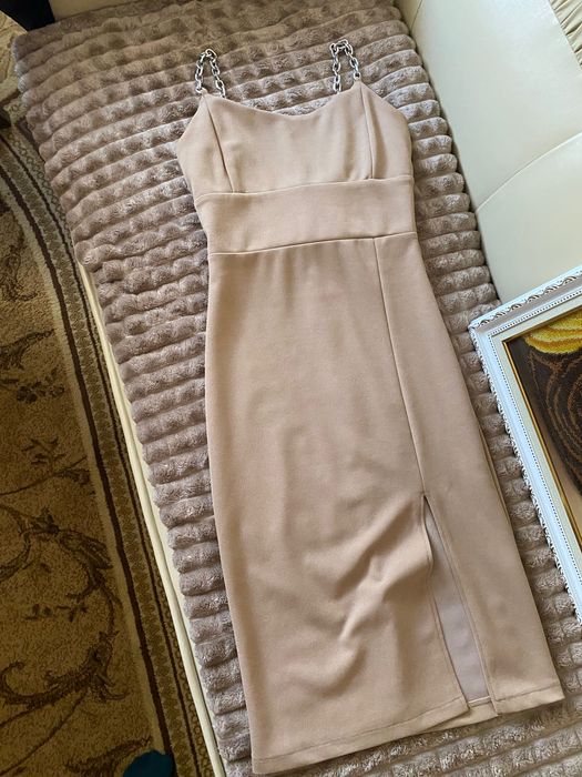 Ніжна обтягуюча сукня в бежевому кольорі