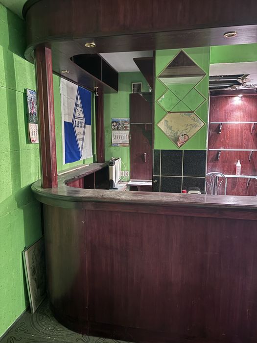 Drewniany barek z byłego lokalu