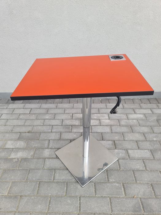 Stolik biurowy z gniazdkiem  230V blat czerwony noga  chrom 60cmx 50cm