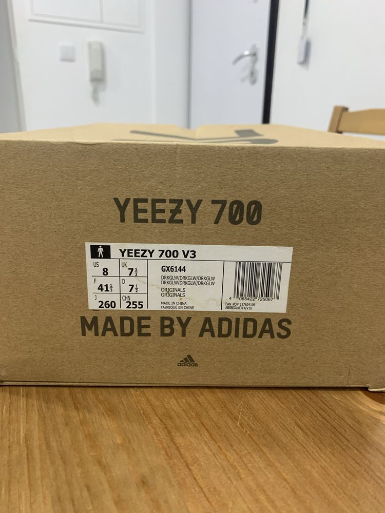 Yeezy adidas 700 v3