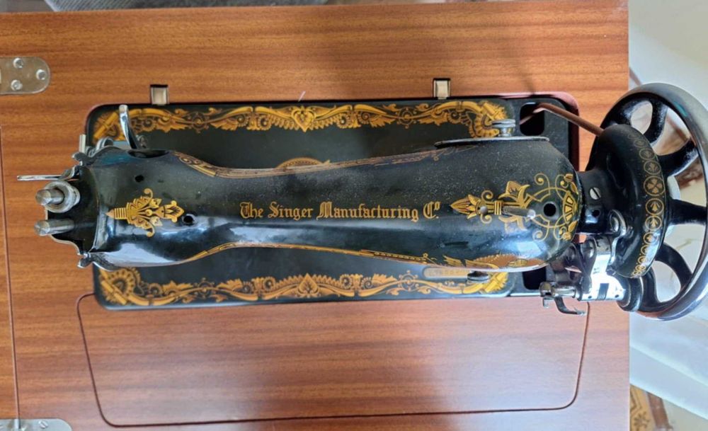 Máquina costura antiga Singer, em bom estado.