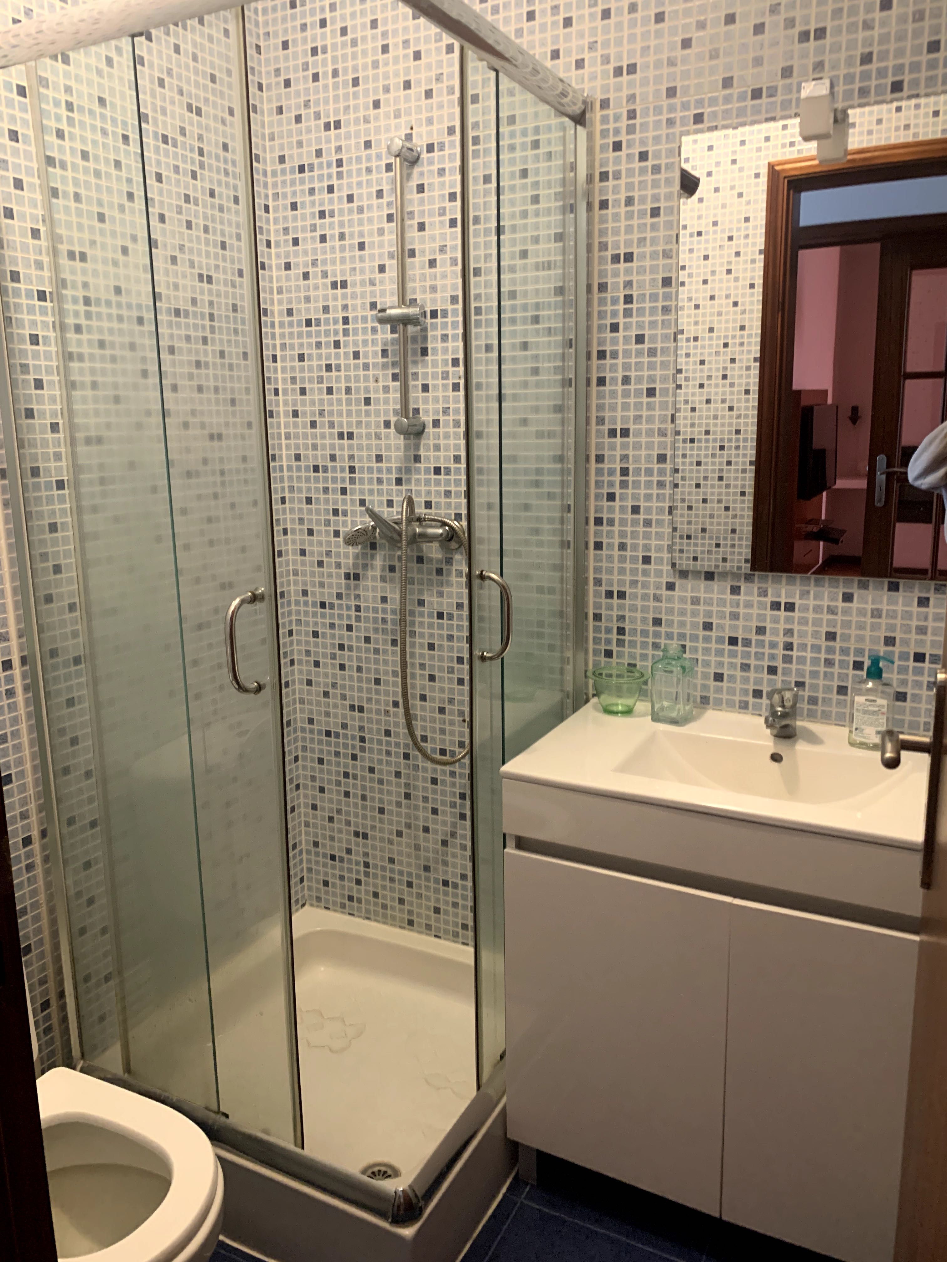 Quarto com casa de banho e sala privativas e cozinha partilhada