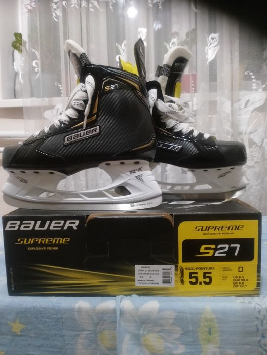 Коньки хоккейные подростковые.