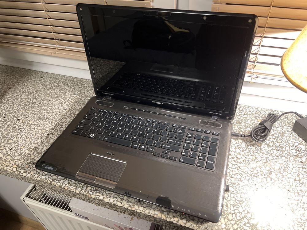 Laptop Toshiba 17 cali