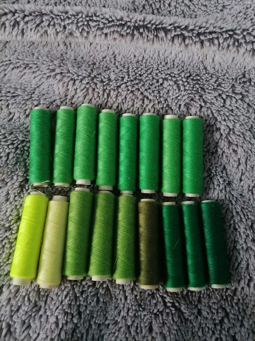 Zestaw nici do szycia zielone