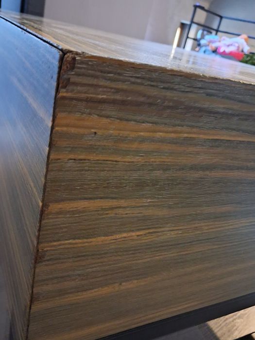 Stolik kawowy na metalowych plozach