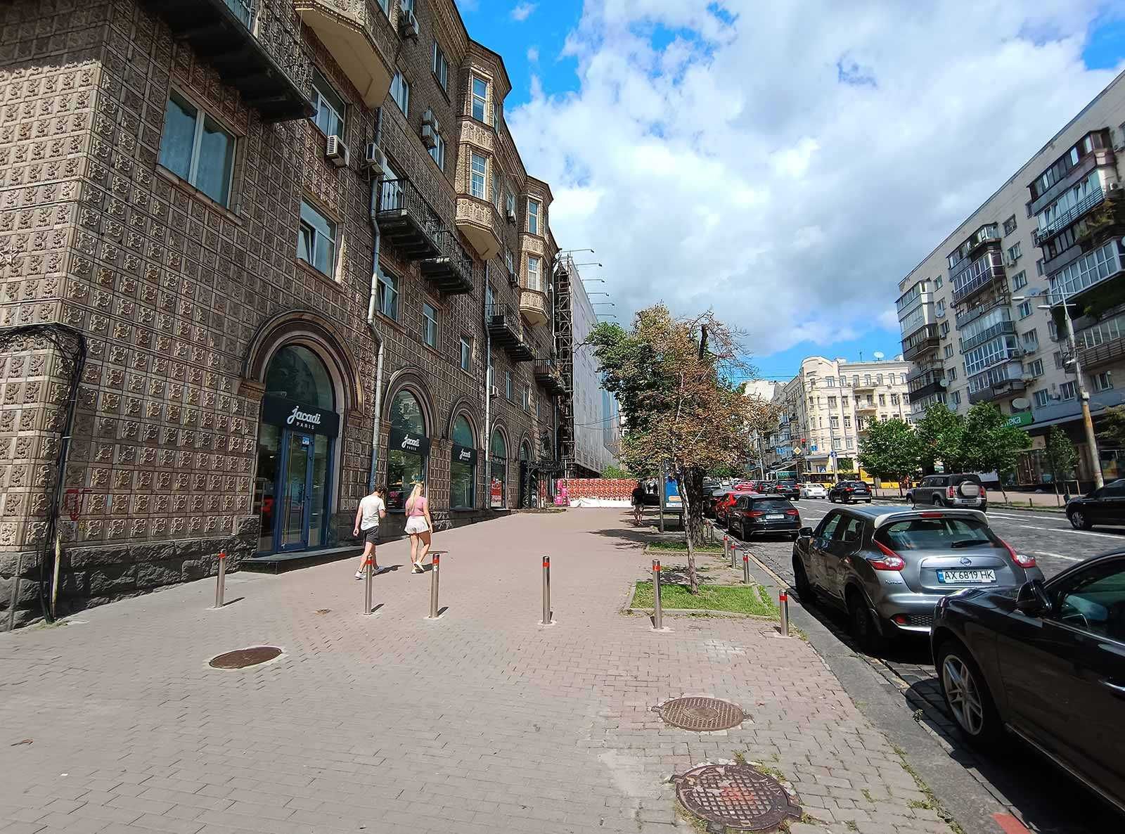 Продаж фасадного комерційного приміщення біля ст. метро "Олімпійська"!